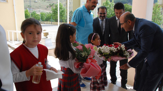 Adıyaman'da öğrencilere kuru üzüm dağıtıldı