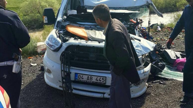 Ağrı'da kamyonetle tır çarpıştı: 1 ölü, 1 yaralı