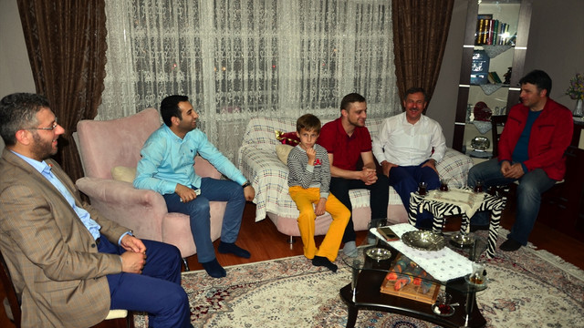 Sosyal medyada paylaştığı fotoğraf nedeniyle işten çıkarıldığı iddiası