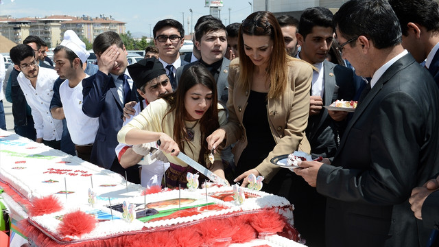 Aliyev anısına 93 metrelik pasta