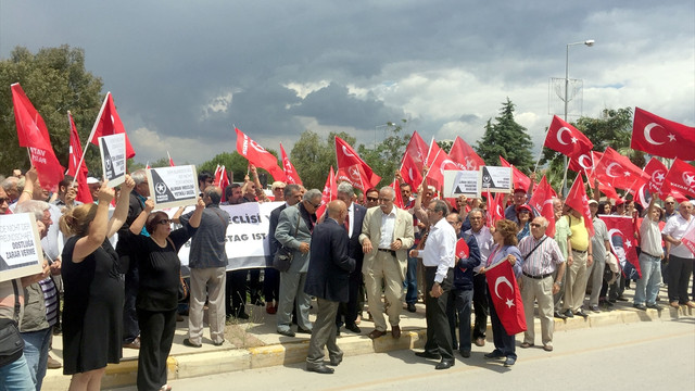 Almanya'nın İzmir Başkonsolosluğu önünde protesto eylemi