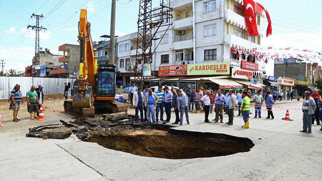 Ana cadde ortasında çukur oluştu