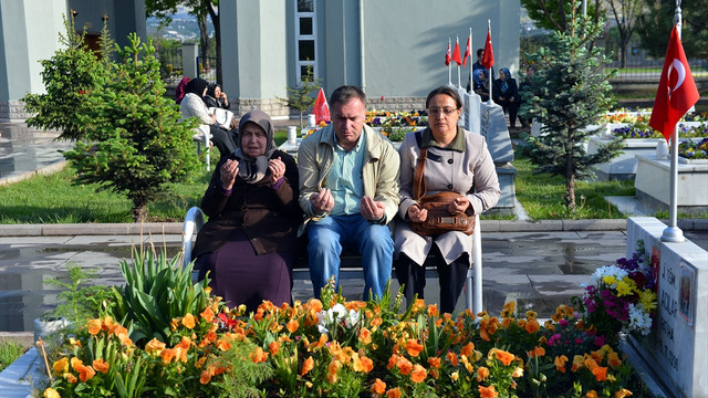 Anneler Günü'nü, şehit evlatlarının mezarı başında kutladılar