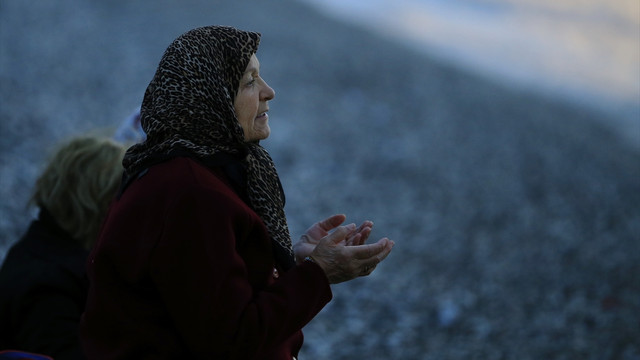 Antalya'da dilekler denize atıldı