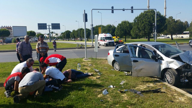 Antalya'da iki otomobil çarpıştı: 7 yaralı