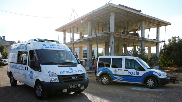 Antalya'da inşaattan düşen işçi  öldü