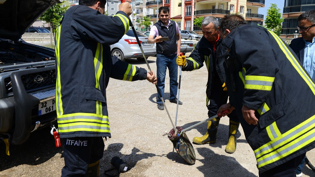 Aracın motoruna giren yılanı itfaiye ekipleri çıkardı