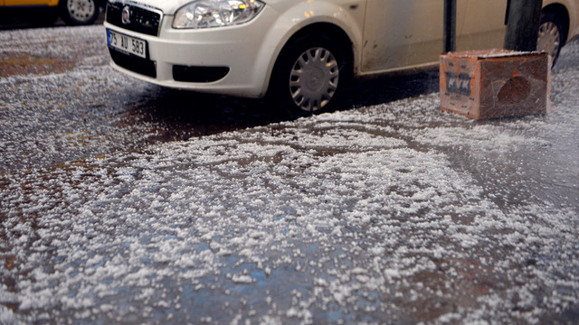 Ardahan'da etkili sağanak ve dolu