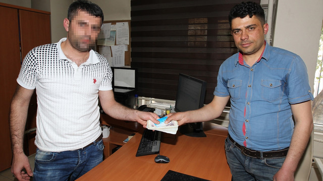 Hakkaride ATMde unutulan parayı polise teslim etti