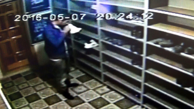 Ayakkabıları koklayarak çalıyor