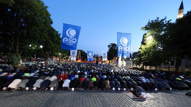 Ayasofyada binlerce kişi sabah namazı kıldı