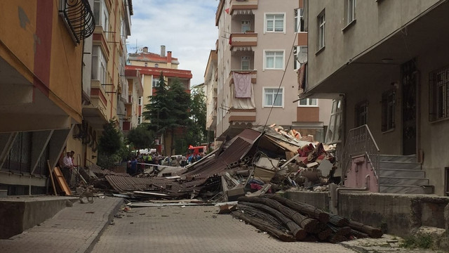 Bahçelievlerde apartman çöktü