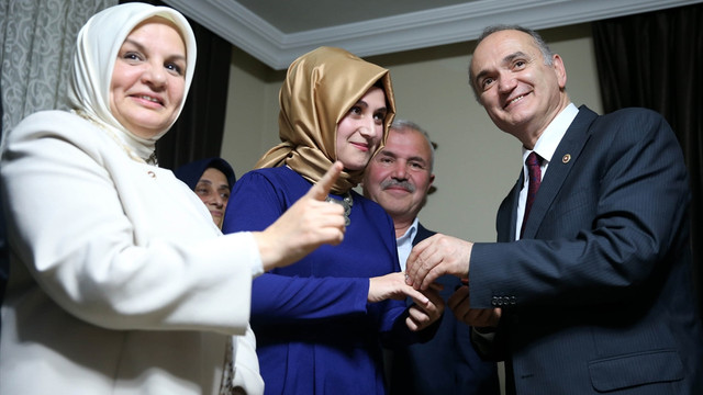 Bakan Özlü, arkadaşının oğluna kız istedi