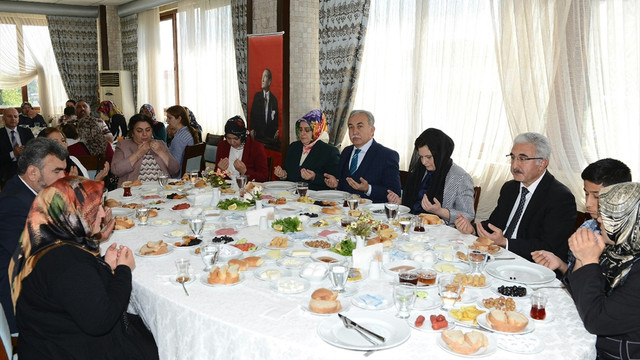 Bakan Sarı şehit aileleriyle buluştu