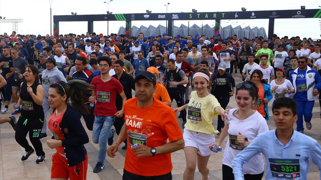 Bakülüler, kimsesiz çocuklar için koştu