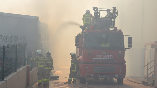 Balıkesir'de hurda araç deposunda yangın