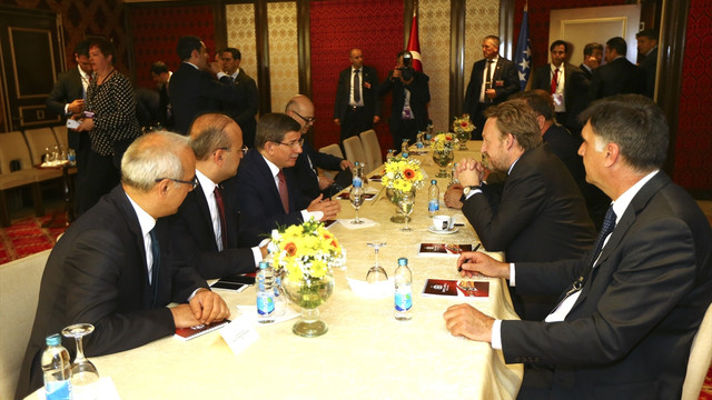 Başbakan Davutoğlu, İzzetbegoviç ile görüştü