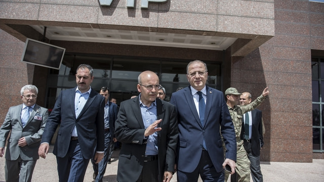 Başbakan Yardımcısı Mehmet Şimşek yaralıları ziyaret etti