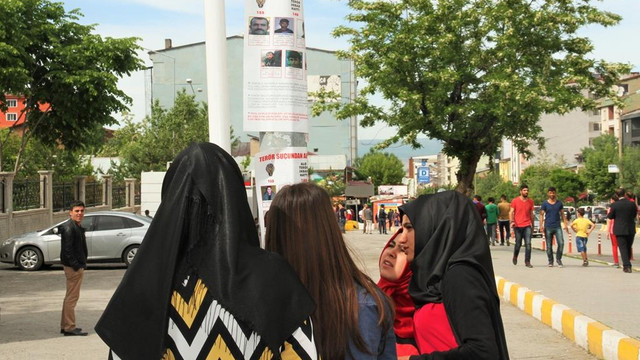 Muşta başına ödül konulan teröristler afişle duyuruluyor