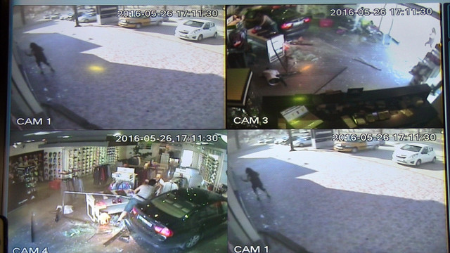 Bebeğini saniye farkıyla otomobilin altında kalmaktan kurtardı