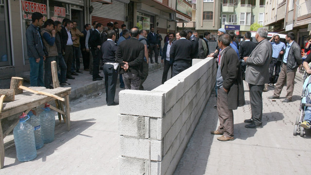 Belediyeyi protesto için yol ortasına duvar ördü