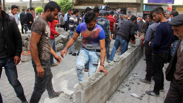 Belediyeyi protesto için yol ortasına örülen duvar