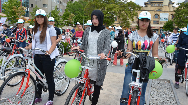 Bisikletlerini alan gençler sokaklara koştu