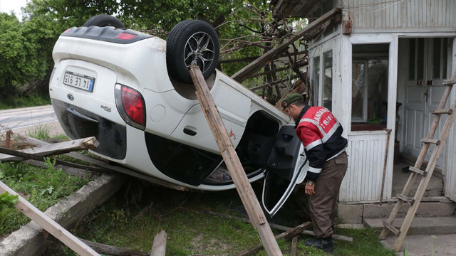 Bolu'da otomobil bahçeye devrildi: 4 yaralı