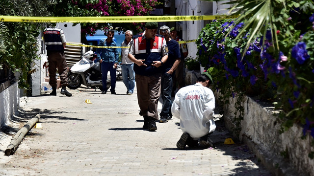 Boşandığı eşini öldürüp, bir kişiyi ağır yaraladı