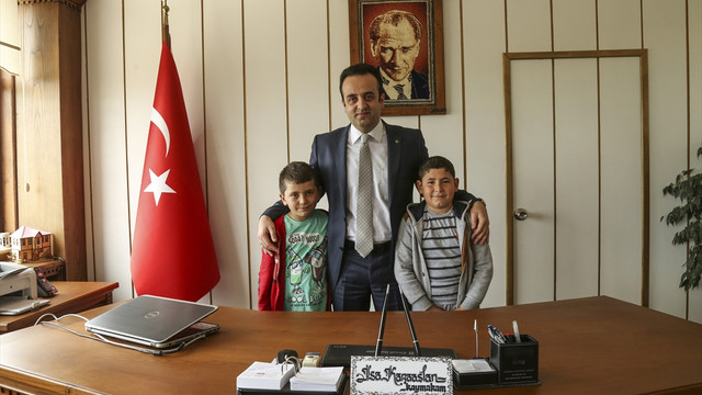 Buldukları parayı banka kapısının altından içeri atan çocuklar