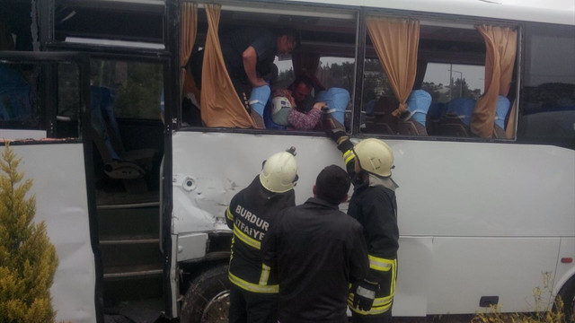 Burdur'da yolcu midibüsü ile tanker çarpıştı: 10 yaralı