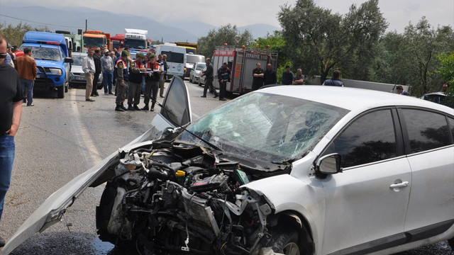 Bursada iki otomobil çarpıştı: 1 ölü 2 yaralı