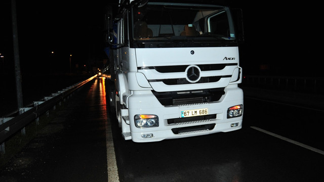 Bursa'da otomobil tıra çarptı: 5 yaralı