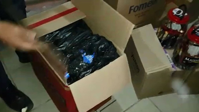 Çamaşır deterjanlarının arasından kaçak içki ve sigara çıktı