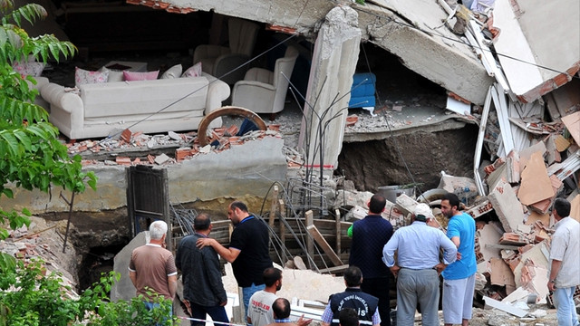 GÜNCELLEME - Çanakkale'de 5 katlı bina çöktü