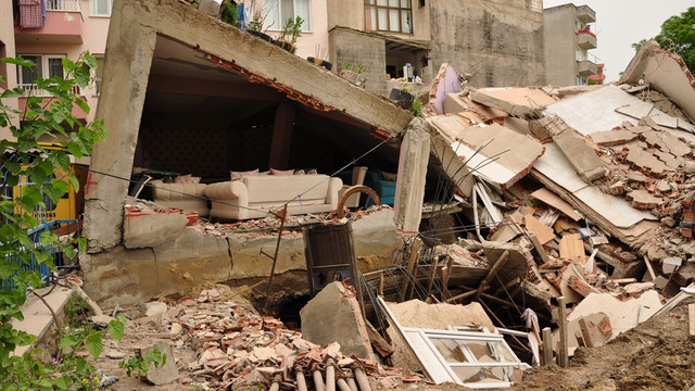 Çanakkalede 5 katlı bina çöktü