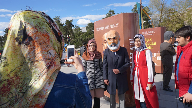 Canlanan Şairler kitapseverlerden büyük ilgi gördü