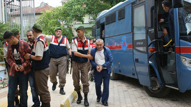 Cezaevi aracı beton bariyere çarptı: 11 yaralı