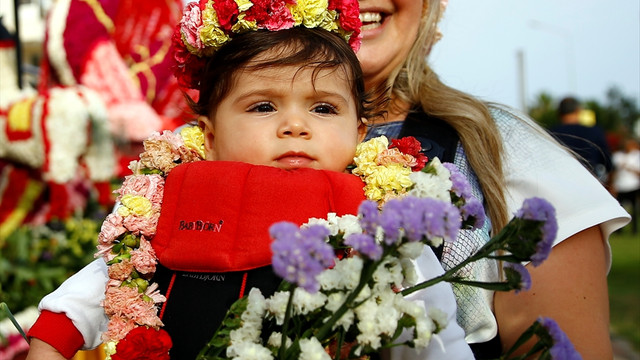 Çiçek festivalinde vatandaşa 1 milyon çiçek dal dağıtıldı