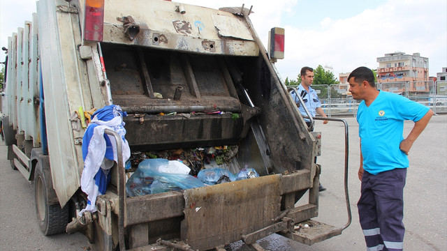 Adanada 4 yaşındaki kızını darbedip çöp kamyonuna attı