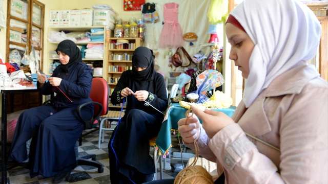 Çocukları için karlı dağları yürüyerek aştı