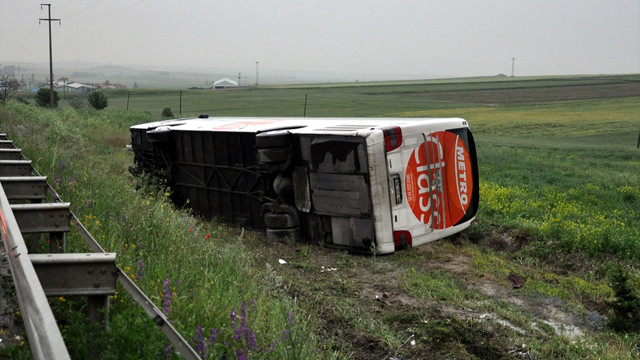 Çorum’da yolcu otobüsü devrildi: 1’i ağır 21 yaralı
