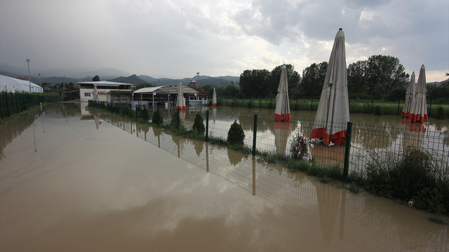Çorum'da şiddetli yağış dereleri taşırdı