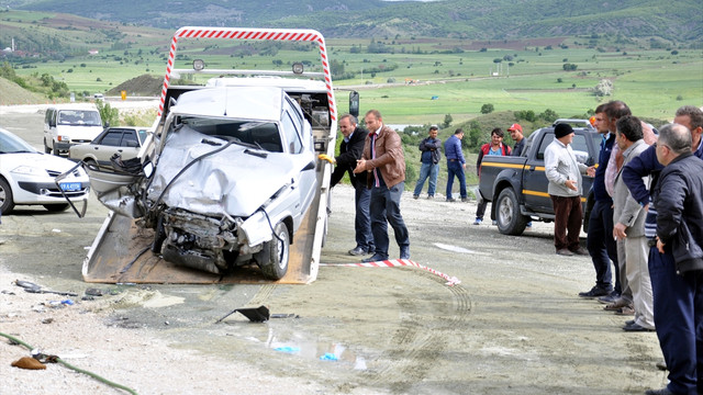 Çorum'da iki otomobil çarpıştı: 2 ölü, 3 yaralı