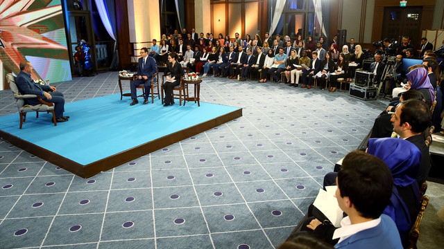 Cumhurbaşkanı Erdoğan, gençlerle buluştu (1)
