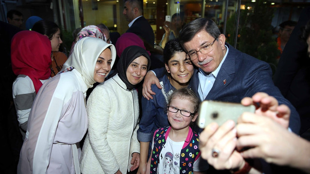 Davutoğlu'dan huzurevine Anneler Günü ziyareti