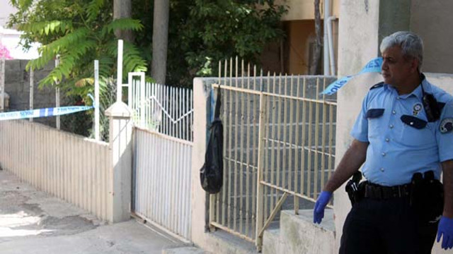 Mersinde üvey annesini öldürüp başını kapıya astı