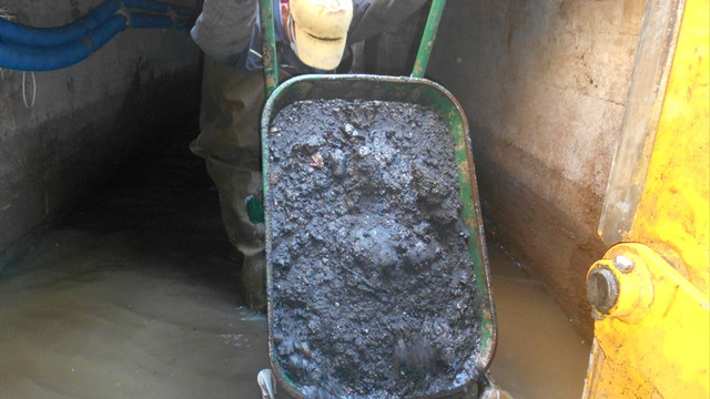 Dereden 63 kamyon atık malzeme çıkarıldı