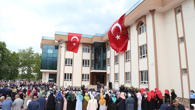 Umutlar bize bağlanmış vaziyette