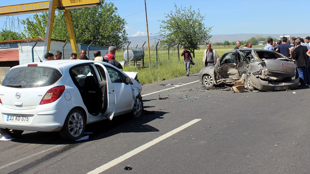 Diyarbakırda trafik kazası: 1 ölü 8 yaralı